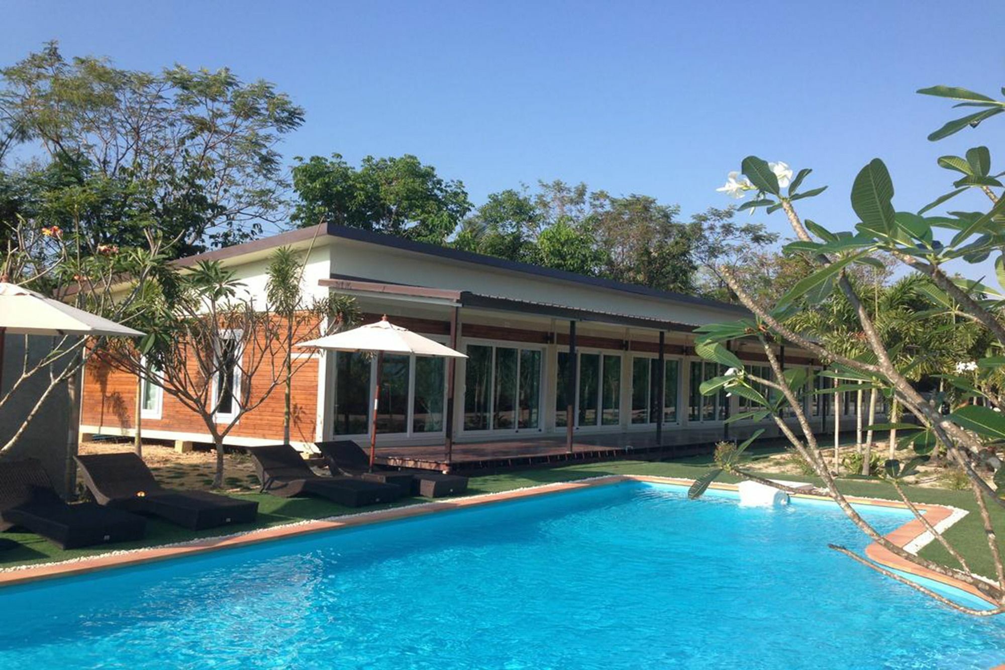 Готель Check In And Chill Out Ban Laem Sok Екстер'єр фото